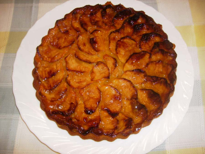Tarta de manzana
Ingredientes: 1kg de manzanas reineta, 2 huevos, 1 vaso (de los de agua) de azúcar, 1 vaso de leche, 1 vaso de harina, 1 cucharada de levadura. 
Preparación: pasar todos los ingredientes por la turmix y triturar, echar este preparado en un molde, untado de mantequilla y cubrir con láminas finas de manzana. Se hornea a 170 grados durante 45 minutos. Con medio bote de mermelada, 2 cucharadas de azúcar y el zumo de un limón se cuece, y con este preparado se barniza  bien la tarta cuando este fuera del horno.
Palabras clave: postres