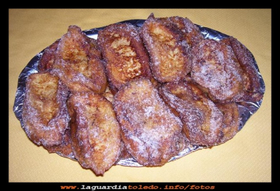 Torrijas
TORRIJAS
Con una barra de pan del día anterior, de hacen rebanadas (como de un centímetro cada una). 
Se pone un litro de leche a cocer con canela en rama, la mondadura de un limón y unas cuatro cucharadas de azúcar, se retira del fuego se deja templar. Cogemos una rebanada de pan la pasamos por la leche (que hemos  dejado enfriar) que se empape bien, sin llegar a romperse, a continuación por huevo batido, y se fríe con abundante aceite, que no este muy fuerte para que no se quemen. Se sacan y se dejan sobre papel absorbente. Después las colocamos en una bandeja y se espolvorean con azúcar y canela.    

Palabras clave: TORRIJAS