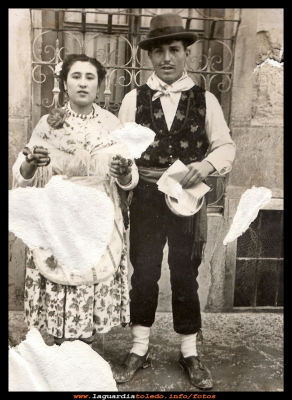 Vicente y Juana
 En los carnavales del año 1957, una cuadrilla de jóvenes (chicos y chicas)  vestidos de las cuatro estaciones del año, primavera, verano, otoño e invierno, (cuatro parejas por cada estación). Cantaban estas coplas.
La autora de la letra de dichas coplas fue Crisanta (madre de Tomasa y abuela de los chicos del restaurante el madero).
Estas  coplas dicen mucho de una época de nuestro pueblo.
Vicente Cantador y Juana disfrazados de estación de primavera en el año 1957.
Palabras clave: carnavales del año 1957 jóvenes vestidos de las cuatro estaciones del año
