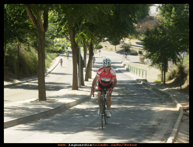 Vuelta ciclista
Vuelta ciclista a Toledo,  Subiendo la cuesta Nueva a su paso por La guardia. 29-9-2010 
Palabras clave:  Vuelta ciclista