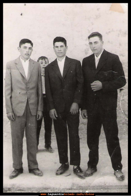 Amigos
Fiestas patronales 1961. En la plaza, José Antonio del Castillo, Tomás Orgaz y Paco  (el ex conductor de la sepulvedana), el niño de atras Santia.
Palabras clave: Fiestas