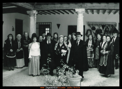 boda de epoca
Taller de actividades de los mayores de La Guardia, dirigido por Tomás. Representación de una boda de de principios del siglo xx. Los novios Domingo y Eugenia, los padrinos Goya y Juli.

Palabras clave: actividades de los mayores