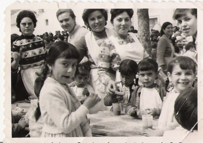 chocolate1959
Desayuno de chocolate con churros ofrecido a los misioneros en 1959 en la Glorieta.
Palabras clave: misioneros chocolate Glorieta
