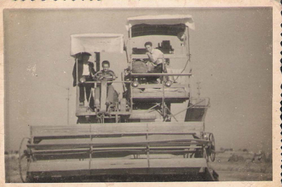 Cosechadora
Juanito (jabergandero) y Paco (el taxita) segando,la cosechadora es una de las primeas que llego a La Guardia, era de Mendizábal y la trajo al Casar.
Palabras clave: cosechadora