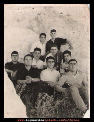 cuadrilla de amigos
Cuadrilla de mozos, en la típica fotografía del Santo Niño, empezando por abajo y por la izquierda, Esteban Huerta, un amigo de fuera, Angel Martín Rubio, Pedro Santiago, arriba, Eulogio Morales, Tomas Orgaz, Gregorio Orgaz, Miguel Peláez y Antonio Peláez, año 1961

Palabras clave:  La típica fotografía del Santo Niño