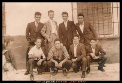  cuadrilla
Cuadrilla de amigos, en la plaza,en los años 60, de izquierda a derecha,de pie,Juanito Orgaz, Desi Tejero, Lore Santiago, Fernando Tejero, agachados, Valentin Pelaez, Doro, Vitoriano Huete, Trifon Sanchez.

Palabras clave:  amigos, en la plaza