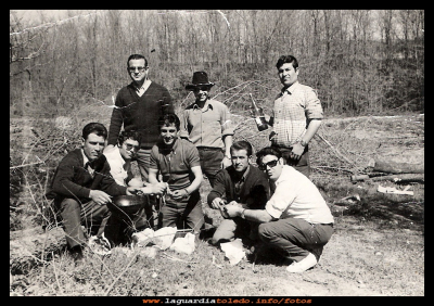 Dia de merienda
Domingo de resurrección, año 1969, merienda en la fuente larga, Julián Orgaz, Julián Martín, Pepe Pérez, Paco Pérez, Agapito Huete,  Fausto (primo de Agapito) Pepe García y Tomás Orgaz

Palabras clave: Domingo de resurrección, año 1969