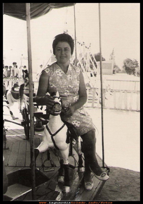  fiestas 1974
Fiestas del año 1974, Nati Cabiedas en los caballitos, en el cerro, detrás están las barcas, y al fondo se ve el quiosco del “tío Gervasio”

Palabras clave: el cerro, las barcas, y el quiosco del “tío Gervasio”