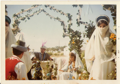 fiestas 1970
Carroza ganadora del priner premio en las fiestas del año 1970. Esta carroza representaba a un haren formado por el jeque, el eunuco,la primera esposa, la favorita,la bailarina y el resto de las espoas del jeque.
Palabras clave: carrozas fiestas patronales 1969