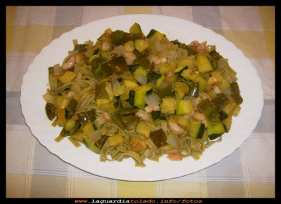 Pasta con verduras
Pasta, con verduras y gambas.
Ingredientes: 250 g de cintas, una cebolla, un calabacín, un pimiento verde y 250 de gambas, aceite y sal
Se cuece la pasta, cuando esta lista se pasa a un escurridor y se refresca, ponemos una sartén con muy poco de aceite, se rehoga la cebolla, el calabacín hecho dados y sin pelar, el pimiento en trocitos dejamos que se haga, (pero no mucho tienen que estar las verduras enteronas) y por ultimo se incorporan las gambas. Se ponen las cintas en una fuente y se les cubre con el sofrito de verduras y gambas, se puede enriquecer el plato con setas, (y si son de temporada   y del pueblo mejor)  

Palabras clave: Pasta, con verduras y gambas.