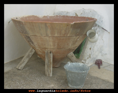El tinajon
El tinajón, muy usual en casi todas las casas en los años 50 y 60, valía tanto para lavar la ropa, o como piscina en el verano para los niños.    
Palabras clave: El tinajón, en los años 50 y 60 lavar la ropa