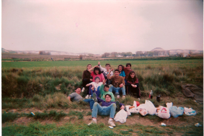 la merienda 31/03/1991
Parte de la pandilla en una foto de la merienda, no se donde esta tomada a ver si alguno de los que aparecen en la foto me lo dice, tampoco se quien es la chica de la derecha con el chandal a rayas. la foto es del 31 de marzo del 91.
Lo prometido es deuda...
Palabras clave: merienda