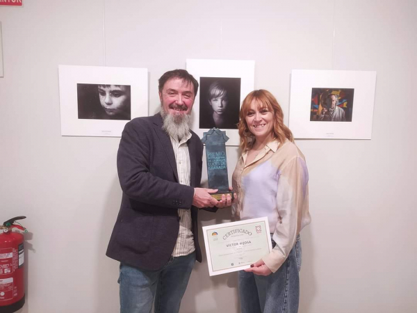 Premio Internacional de la imagen Luces de Granada
Víctor y Esmeralda ganadores del premio internacional de la imagen Luces de Granada, por el retrato de Damián, en su X edición. Todo un orgullo para el pueblo de La Guardia!!. Enhorabuena.
Palabras clave: Premio Internacional de la imagen Luces de Granada