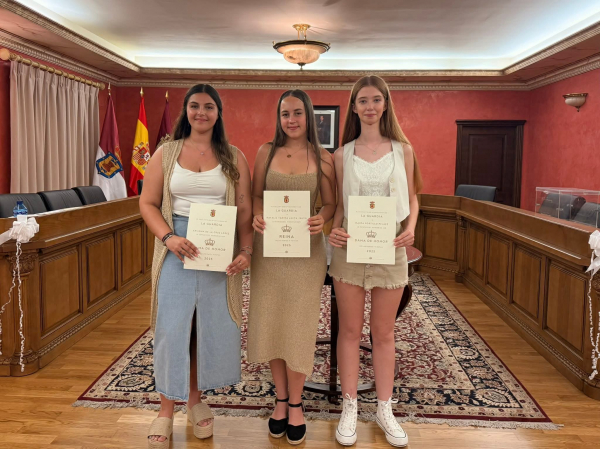 Reina y damas 2025
Reina 2025: Natalia Vanesa Jauca Jauna
Damas: Ariadna de la Cruz López y Marta Portillo Peláez
