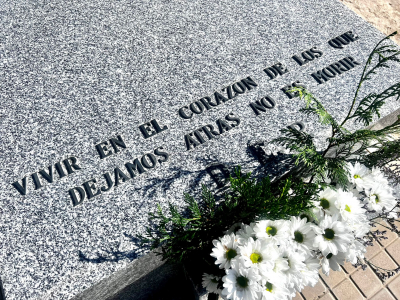 Día de todos los Santos
Inscripción en lápida
