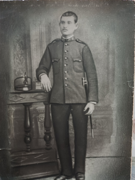 Juan Sánchez-Pascuala Pedraza
Juan Sanchez-Pascuala Pedraza, "Demonio" haciendo el servicio militar, aproximadamente en el año 1860. Era marido de Raimunda Guzmán Megías. Padre de "el Jaro el esquilaor", Eustoquio, Maria Jesús, Julián "Demonio" y Felipe
