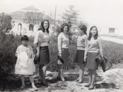 Amigas de paseo
Pili, Esperanza, Nati, Juli y Guille. De paseo por la carretera de Lillo
Palabras clave: Amigas de paseo por la carretera de Lillo