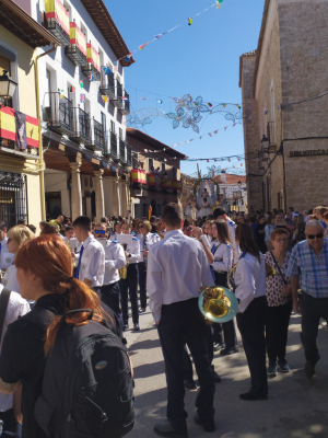 A la coronación
Reina y damas 2023 en su carroza para ser coronadas. Abriendo paso, la banda de música Aurelio Mascaraque
