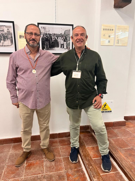 El primer mantenedor y el último
El primer mantenedor, en la foto de la exposición y el último mantenedor 2023 junto al presidente de la A.C.Proyecto Tupi, Juan Cristóbal Martínez

