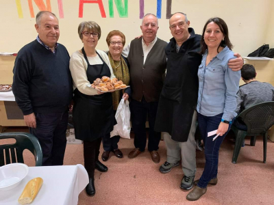 Día de las judías. 2020
Recibiendo los postres caseros que traen los asistentes para compartir. Gracias a todos por vuestra colaboración.
Palabras clave: Judias 2020