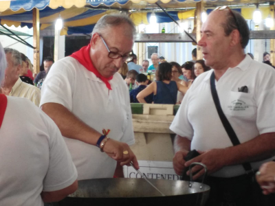Julián Tejero, mantenedor de las fiestas 2018, friendo huevos
Peña los Timbales, reparto de huevos fritos 23-9-18
