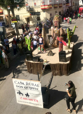 Desfile diurno de carrozas
Carroza de la A.J. El Trajín
