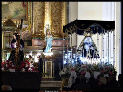 Jueves Santo
Procesión dentro de la iglesia debido a la lluvia
