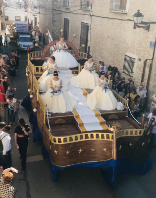 Corte 2019
Reina y damas entrantes bajando a la plaza en su carroza para ser coronadas por las damas y reina salientes

