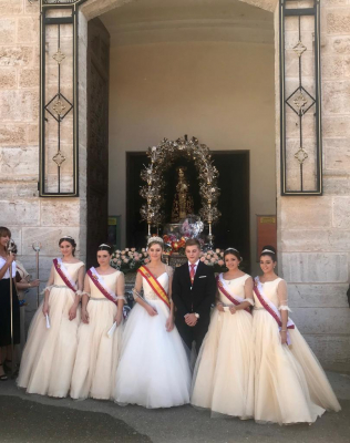 Ofrenda floral
Corte 2019, ya coronada, posando junto al Santo Niño
