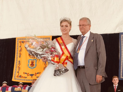 Diana, reina 2019, con el presidente de la Cofradía del Santo Niño
