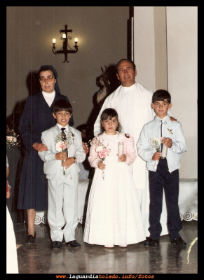Comuniones 1986
Sor Gloria, Don Marcelino, Félix, Mª Celeste e Ino
Palabras clave: comuniones 1986