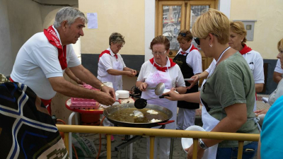 Reparto de huevos fritos a cargo de Peña Los Timbales. 29-9-15
