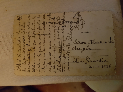 POSTAL FELICITACIÓN CUMPLEAÑOS
PARTE TRASERA DE POSTAL DE FELICITACIÓN EN EL AÑO 1928 DE POLONIA POTENCIANO A SU SUEGRA.
MIL FELICIDADES CON MOTIVO DE LA PROXIMIDAD DEL DÍA DE SU SANTO Y CUMPLEAÑOS, CONSIDERO UN DEBER EL FELICITARLA SUS DÍAS, HOY QUE SE MANIFIESTA LA ALEGRÍA EN SU CASA NO PUEDO MENOS DE HACER  UNA SINCERA POSTAL Y DESEO DE VERLA COLMADA DE FELICIDAD EN COMPAÑIA DE TODA LA FAMILIA QUE A SI SE LO DESEA SU MAS ATENTA POLONIA POTENCIANO. LA GUARDIA  2/4/1928
Palabras clave: FELICITACIÓN DE CUMPLEAÑOS 