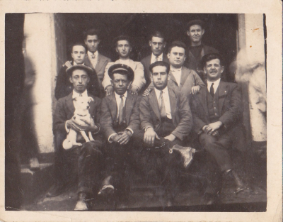 cuadrilla
De todos los que estan en la foto solo conozco a 2 uno es Ramon chupadulces y el otro es Demetrio Cepa.
EL CURSO DE LA VIDA: La juventud y los amigos
