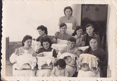 CLASES DE BORDADO A BASTIDOR
LAS CLASES DE LA TIA CARMELA LA DEL MICO, SE PUEDEN VER A ALGUNAS DE SUS ALUMNAS, EMPEZANDO POR LA PROFESORA QUE ERA LA TIA CARMELA, LUEGO DOMINGA LA DE FACUNDO, PEPA LA CEPA, MARGARITA LA MICA, UNA DE LAS TATAS, JULI LA GUIJARRA, MARUJA LA MOLINERA, MARIA LA DE RODRIGO Y LA NIÑA ES PILI UNA HIJA DE CARMELA LA PROFESORA.

Palabras clave: clases de bordado villeta carmela colaores