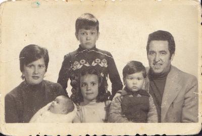 FAMILIA PELAEZ GARCIA DE ANGELA
FOTO FAMILIAR DE ESTUDIO EN LA QUE SALEN CRISTOBAL,PEPA Y SUS HIJOS JOSE CARLOS CRISTINA,ERNESTO Y ESTHER.
EL CURSO DE LA VIDA: Las familias
