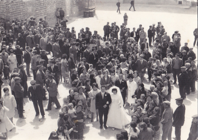 BODA CRISTOBAL Y PEPA
LLEGAN LOS NOVIOS A LA PLAZA
EL CURSO DE LA VIDA: Las bodas
