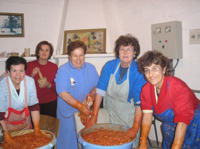 LA MONDONGUERA Y SUS AYUDANTAS
HACIENDO LOS CHORIZOS

Palabras clave: LA MONDONGUERA