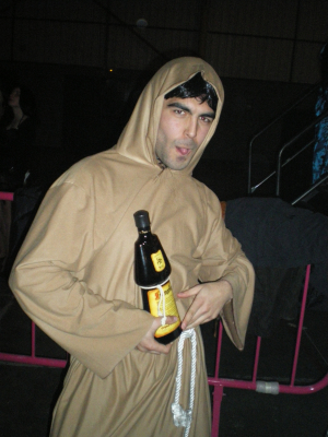 FRAY ANGELICO PELAYO
PELAYO CON SU DISFRAZ DE FRAILE QUE LUEGO NOS SORPRENDERIAN CON UN BAILE A LO BEYONCE
FIESTAS, CELEBRACIONES Y TRADICIONES: Carnaval 2010
Palabras clave: CARNAVALES