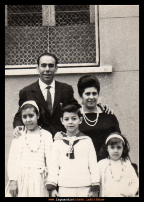 Comunión de Tomás Adán.
Esta foto se la dedico a mi parienta Juli Adán, la niña de la izquierda, por ser fiel seguidora de esta web, por el cariño que tiene a La Guardia, de cuando era niña.
Palabras clave: tomas juli adan comunion