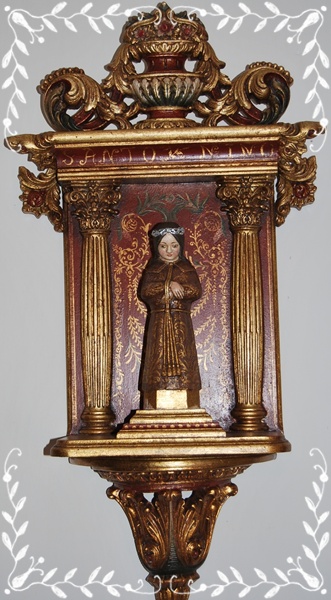 Imagen del Santo Niño hecha a mano.
Para los guardiolos que desen tener una imagen del santo niño con su respectivo retablo/altar, todo elaborado a mano, se hacen de encargo. Consultar precio enviando comentario. Gracias.

