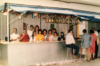 Kiosko “Los Guardiolos”
De izquierda a derecha: Victorino Huete, Adolfo Barrado, Almudena Barrado, Rosi Huete, Elena Ávila, Juliana Ávila, Antonio Guzman e Inocenta Rico. Atrás un camarero “forastero” y Miguel Ávila.
Los que están sentados son Luciano “el tuerto”, Severo y Encarna “la larga”.
Palabras clave: Fiestas septiembre santo niño kiosko guardiolos
