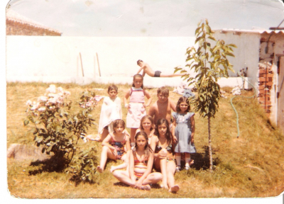 Cuadrilla de amigos año 1979
De izquierda a derecha: Cristobal (clarín), Asu (molino), Jose (molino), Puri, Pili (molino), Rosi (tienda), Celi (clarín), Elena (teleras) y en el fondo Boni.

Palabras clave: amigos clarin rosi tienda molino teleras