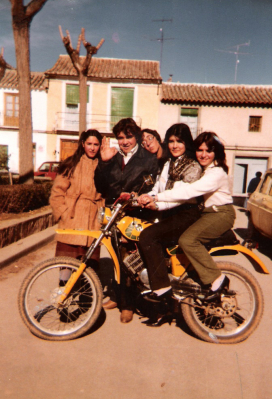 Amigos en la Glorieta. Año 1980
De izquierda a derecha: Celi (clarín), Isidoro (pique), Felix (topo), Rosi (tienda), Pili (molino), junto con la maravillosa moto de la época, la "Puch".

