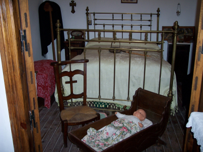 Bonitos rincones con antigüedades que se encuentran dentro de la casa Jaenes (V)
Os envío algunas fotos de los diferentes rincones y estancias de la casa de los Jaenes. Yo después de tantísimos años es la primera vez que lo visitaba por dentro y me ha encantado. La lástima que esté casi siempre cerrado, lo interesante es que estuviera abierta al menos los fines de semana y así se promocionaría más el pueblo turísticamente. Pues, de que nos sirve tener un pueblo tan bonito, mostrando fachadas y demás, si luego no lo lucimos por dentro. Mostramos el cofre y no el tesoro.
LOS ESCENARIOS DE LA VIDA: Edificios. < La Casa de Los Jaenes


