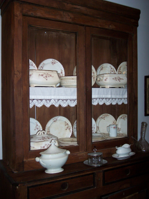 Bonitos rincones con antigüedades que se encuentran dentro de la casa Jaenes (X)
Os envío algunas fotos de los diferentes rincones y estancias de la casa de los Jaenes. Yo después de tantísimos años es la primera vez que lo visitaba por dentro y me ha encantado. La lástima que esté casi siempre cerrado, lo interesante es que estuviera abierta al menos los fines de semana y así se promocionaría más el pueblo turísticamente. Pues, de que nos sirve tener un pueblo tan bonito, mostrando fachadas y demás, si luego no lo lucimos por dentro. Mostramos el cofre y no el tesoro.
LOS ESCENARIOS DE LA VIDA: Edificios. < La Casa de Los Jaenes

