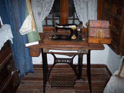 Bonitos rincones con antigüedades que se encuentran dentro de la casa Jaenes (VI)
Os envío algunas fotos de los diferentes rincones y estancias de la casa de los Jaenes. Yo después de tantísimos años es la primera vez que lo visitaba por dentro y me ha encantado. La lástima que esté casi siempre cerrado, lo interesante es que estuviera abierta al menos los fines de semana y así se promocionaría más el pueblo turísticamente. Pues, de que nos sirve tener un pueblo tan bonito, mostrando fachadas y demás, si luego no lo lucimos por dentro. Mostramos el cofre y no el tesoro.
LOS ESCENARIOS DE LA VIDA: Edificios. < La Casa de Los Jaenes

