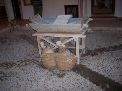 Bonitos rincones con antigüedades que se encuentran dentro de la casa Jaenes (VII)
Os envío algunas fotos de los diferentes rincones y estancias de la casa de los Jaenes. Yo después de tantísimos años es la primera vez que lo visitaba por dentro y me ha encantado. La lástima que esté casi siempre cerrado, lo interesante es que estuviera abierta al menos los fines de semana y así se promocionaría más el pueblo turísticamente. Pues, de que nos sirve tener un pueblo tan bonito, mostrando fachadas y demás, si luego no lo lucimos por dentro. Mostramos el cofre y no el tesoro.
LOS ESCENARIOS DE LA VIDA: Edificios. < La Casa de Los Jaenes

