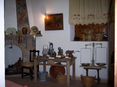Bonitos rincones con antigüedades que se encuentran dentro de la casa Jaenes (VIII)
Os envío algunas fotos de los diferentes rincones y estancias de la casa de los Jaenes. Yo después de tantísimos años es la primera vez que lo visitaba por dentro y me ha encantado. La lástima que esté casi siempre cerrado, lo interesante es que estuviera abierta al menos los fines de semana y así se promocionaría más el pueblo turísticamente. Pues, de que nos sirve tener un pueblo tan bonito, mostrando fachadas y demás, si luego no lo lucimos por dentro. Mostramos el cofre y no el tesoro.
LOS ESCENARIOS DE LA VIDA: Edificios. < La Casa de Los Jaenes

