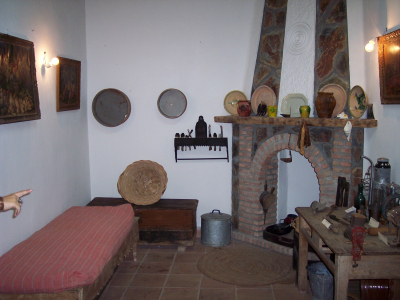 Bonitos rincones con antigüedades que se encuentran dentro de la casa Jaenes (IX)
Os envío algunas fotos de los diferentes rincones y estancias de la casa de los Jaenes. Yo después de tantísimos años es la primera vez que lo visitaba por dentro y me ha encantado. La lástima que esté casi siempre cerrado, lo interesante es que estuviera abierta al menos los fines de semana y así se promocionaría más el pueblo turísticamente. Pues, de que nos sirve tener un pueblo tan bonito, mostrando fachadas y demás, si luego no lo lucimos por dentro. Mostramos el cofre y no el tesoro.
LOS ESCENARIOS DE LA VIDA: Edificios. < La Casa de Los Jaenes

